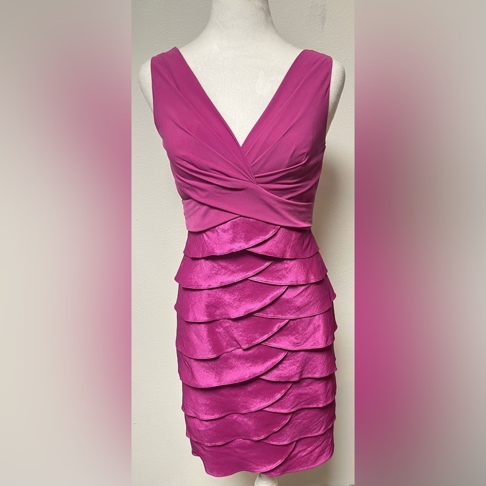 ADRIANNA PAPELL Magenta Shutter Pleats Tiered Sleeveless Cocktail Dress
Size 4